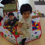 ママのレッスン中は仲良く遊んで待つ子供たち